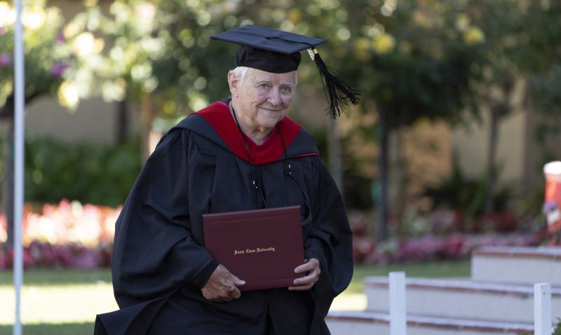 Judith Roach RSCJ, traverse la scène lors de sa cérémonie de remise des diplômes à l'Université de Santa Clara. (Photo reproduite avec l'autorisation de l'Université Santa Clara)
