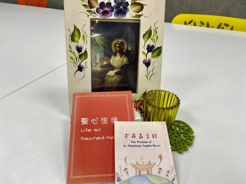 Booklets for seventh graders and new students, with Sophie’s wisdom and a presentation of Sacred Heart education and its five goals