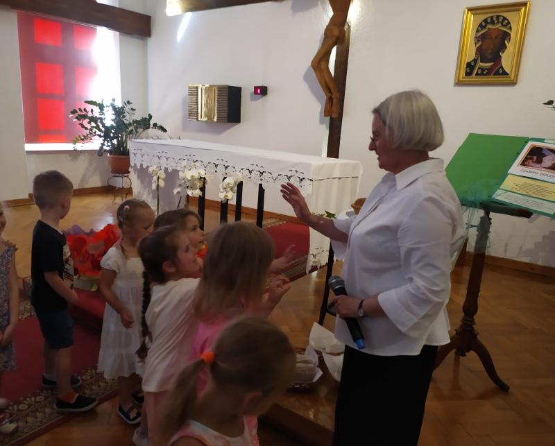 Preescolares rezando por las vocaciones