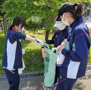 Alumnas limpiando en el barrio