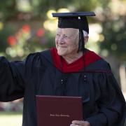 Judith Roach RSCJ, traverse la scène lors de sa cérémonie de remise des diplômes à l'Université de Santa Clara. (Photo reproduite avec l'autorisation de l'Université Santa Clara)