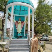 Anita Nazareth RSCJ junto a la estatua del Sagrado Corazón de Jesús