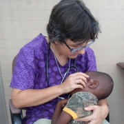 Photo Couverture : María del Valle Adame RSCJ soigne un enfant au Centre de Santé Anna du Rousier a Balan, Haïti