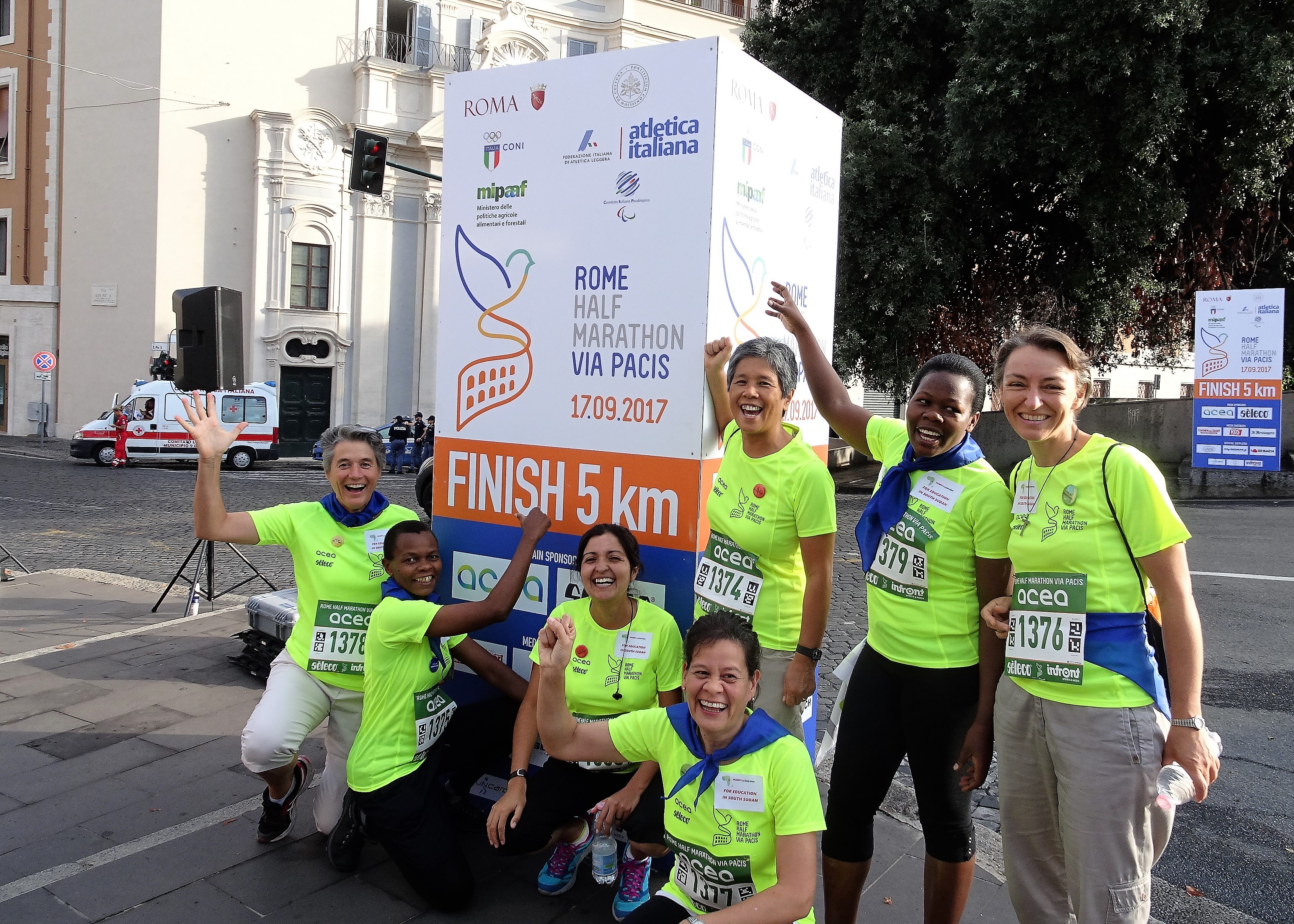 2017-09-17 Rome Half Marathon RSCJ runners at finishing line